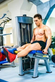 bodybuilder doing exercises on Leg