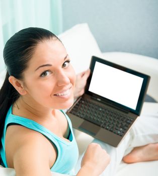 girl on the sofa with laptop