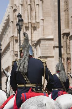 inspired by the Dragons body of Isabel II and presented a helmet ponytail and the coat of arms of the brotherhood. Blue and red jacket with Chevron, save and shoulder pads. White pants and boots saddle with English Spurs, all adorned with harnesses and shoulder bag.