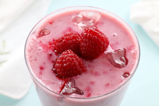 Refreshing raspberry smoothie made with milk and frsh raspberries.