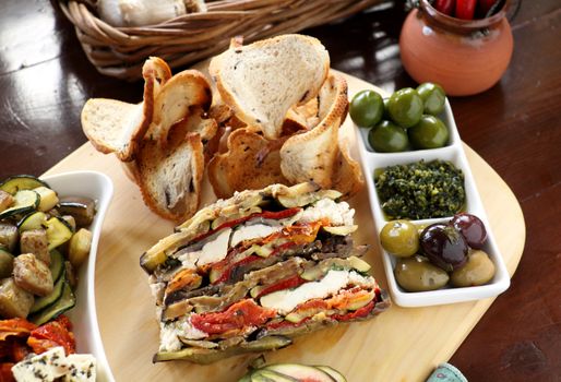 Delightful rustic vegetarian platter with assorted vegetables and toasty bread.