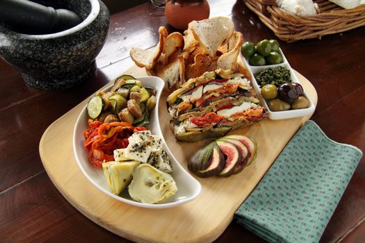Delightful rustic vegetarian platter with assorted vegetables and toasty bread.