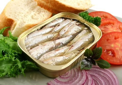 Sardines with bread, red onion, tomato and lettuce.
