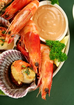 Fresh seafood platter of cooked shrimps, sand crab and pan fried scallops with coriander with Thousand Island Dressing.