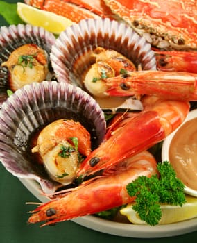 Fresh seafood platter of cooked shrimps, sand crab and pan fried scallops with coriander with thousand island dressing.