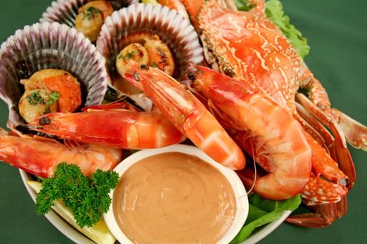 Fresh seafood platter of cooked shrimps, sand crab and pan fried scallops with coriander with Thousand Island Dressing.