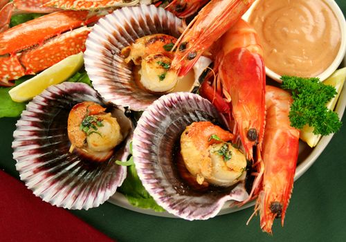Fresh seafood platter of cooked shrimps, sand crab and pan fried scallops with coriander with thousand island dressing.