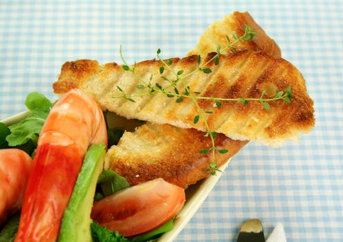 Freshly prepared shrimps with rocket salad and toasted bread with thyme.