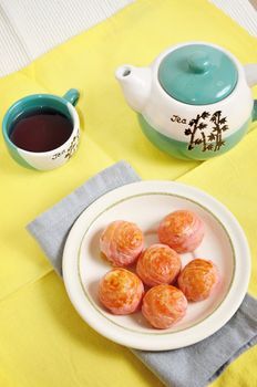 Moon cake with tea 