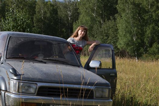 girl travels through the forest to the SUV