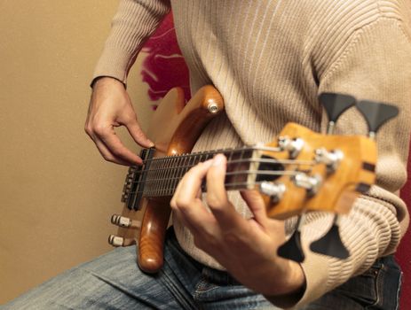 Sideview of the guitarist(Series with the same model available.)