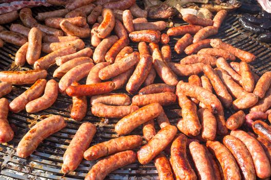 Grilling a huge amount of spicy chorizos 