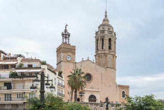 Dominating the skyline of Sitges, the Esgl��sia de Sant Bartomeu i Santa Tecla dates from the 17th century. The octagonal tower, however, is a 19th century addition. The church replaced a previous 14th century Gothic structure, which in turn had been built over the ruins of a Romanesque chapel. Behind the church is the old town of Sitges and some of the town's museums. 