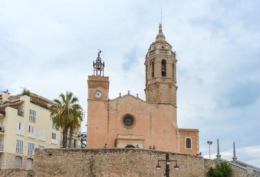 Dominating the skyline of Sitges, the Esgl��sia de Sant Bartomeu i Santa Tecla dates from the 17th century. The octagonal tower, however, is a 19th century addition. The church replaced a previous 14th century Gothic structure, which in turn had been built over the ruins of a Romanesque chapel. Behind the church is the old town of Sitges and some of the town's museums. 