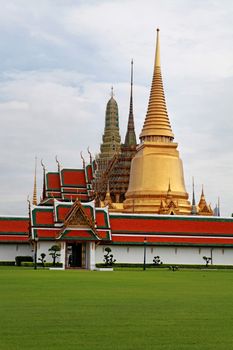 Bangkok's most famous landmark was built 1782. The palace conclud several impressive buildings including Wat Phra Kaeo