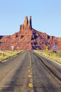 Long road to Monument Valley, USA