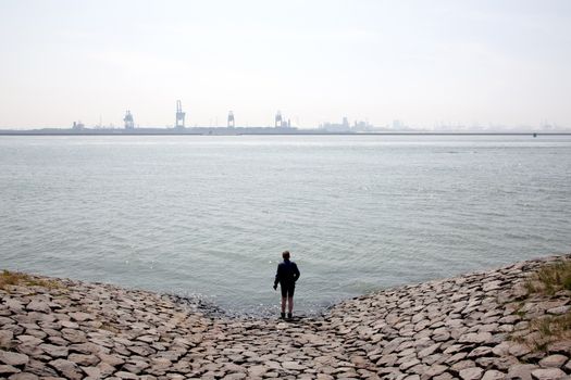 jongen kijkt uit over de Nieuwe Waterweg bij Hoek van Holland