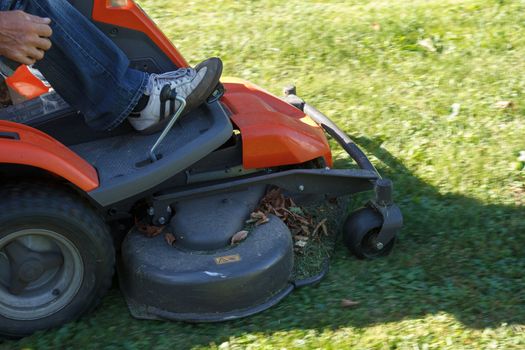 ride-on lawnmower tractor