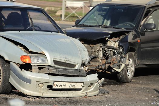 clash of two cars at the crossroads