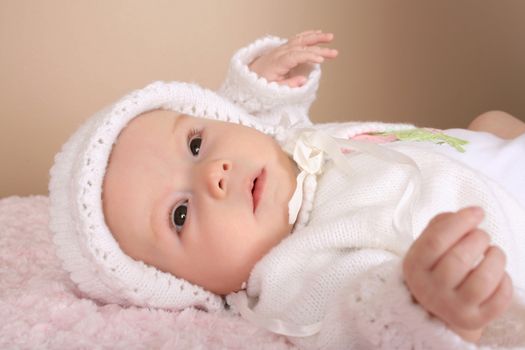 Cute baby girl wearing a knitted bonnet en jersey