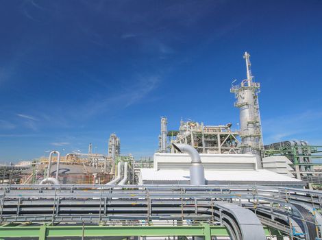 Refinery tower and process area structure in refinery plant