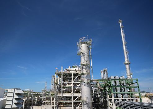 Refinery tower and process area structure in refinery plant