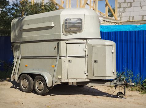 Trailer to transport horses with two axes