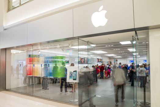 MINNEAPOLIS,MN - SEPTEMBER 26: Apple store and logo in Mall of America, in Minneapolis, MN, on September 26, 2013. 