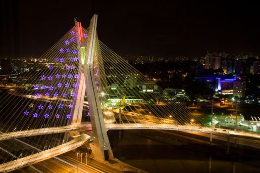 Picture of an awesome bridge built over the Pinheiros River in the city of Sao Paulo, Brazil