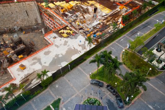 Detailed view of a civil construction site and a parking lot.