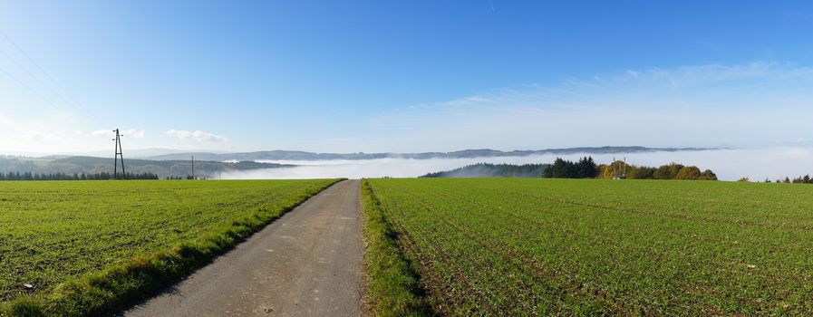 Panorama Feldwirtschaftsweg mit Blick auf den Nebel im Moseltal
