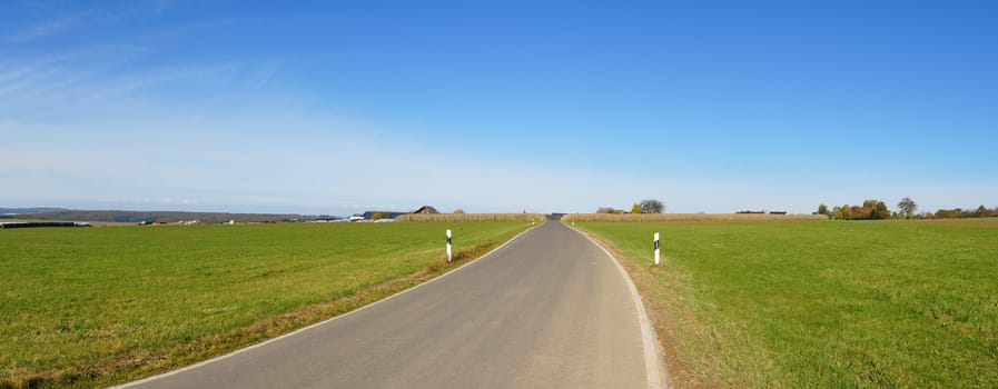 Felder und Landstrasse Panorama