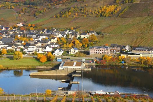 Wintrich an der Mosel mit Schleuse
