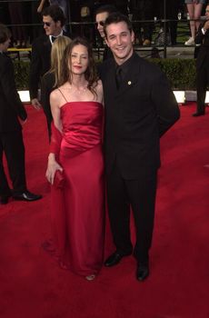 Noah Wylie and wife Tracy Warbin at the 6th Annual Screen Actors Guild Awards, Shrine Auditorium, 03-12-00