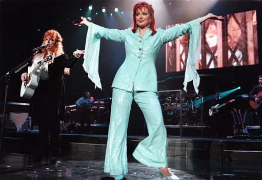 Wynona and Naomi Judd in concert at the Anaheim Pond, 03-02-00