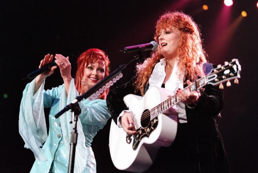 Naomi and Wynona Judd in concert at the Anaheim Pond, 03-02-00