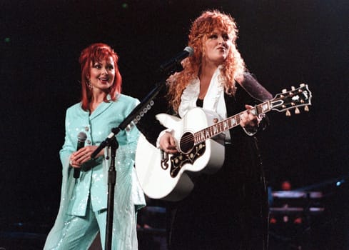 Naomi and Wynona Judd in concert at the Anaheim Pond, 03-02-00