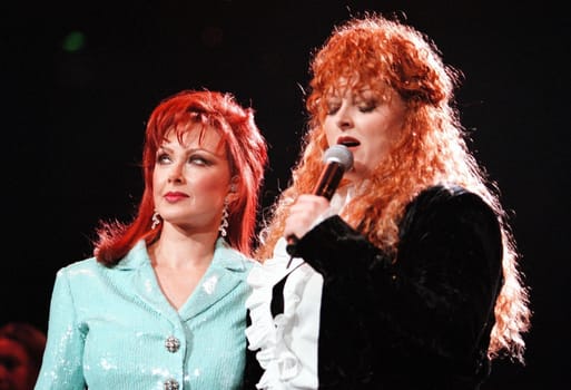 Naomi and Wynona Judd in concert at the Anaheim Pond, 03-02-00