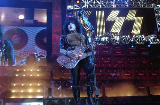 Paul Stanley of KISS at the Anaheim Pond, 03-18-00, on the Farewell Tour.