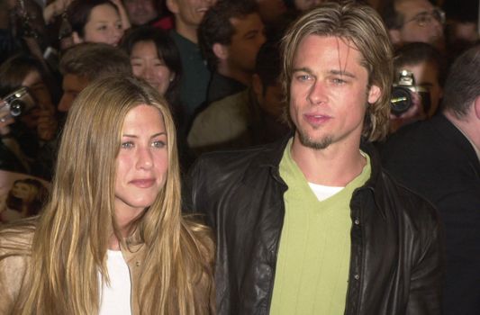 Jennifer Aniston and Brad Pitt at the premiere of Universal's "ERIN BROCKOVICH" in Westwood, 03-14-00