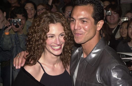 Julia Roberts and Benjamin Bratt at the premiere of Universal's "ERIN BROCKOVICH" in Westwood, 03-14-00