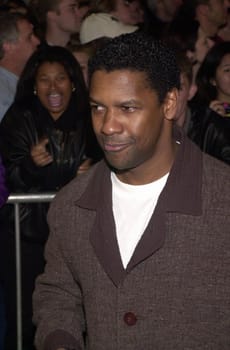 Denzel Washington at the premiere of Universal's "ERIN BROCKOVICH" in Westwood, 03-14-00
