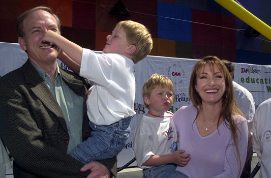 Jane Seymour and James Keach and Kids at the Education Works benefit to promote after-school activities, Universal Studios Hollywood, 03-25-00