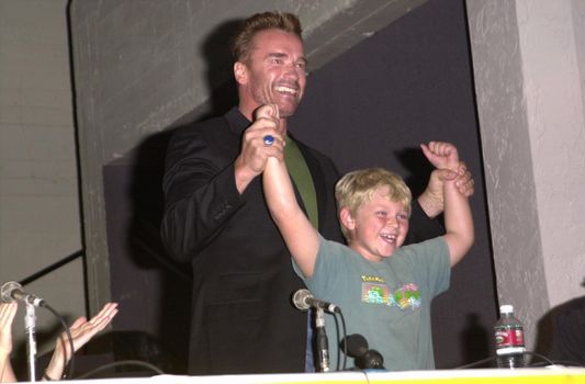Arnold Schwarzenegger at the L.A. Comic Book Convention to promote the film "The 6th Day," 11-12-00