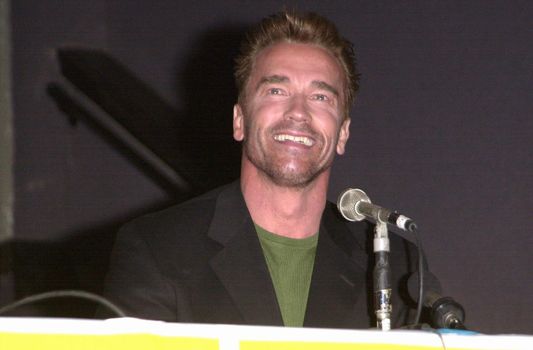 Arnold Schwarzenegger at the L.A. Comic Book Convention to promote the film "The 6th Day," 11-12-00