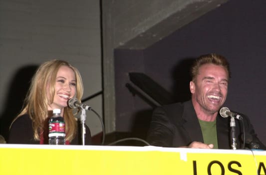 Arnold Schwarzenegger and Sarah Wynter at the L.A. Comic Book Convention to promote the film "The 6th Day," 11-12-00