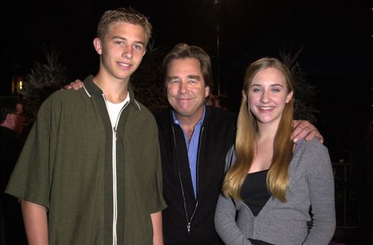 Beau Bridges and kids at the premiere of Universal's "Dr. Seuss' How The Grinch Stole Christmas" at Universal Studios, 11-08-00