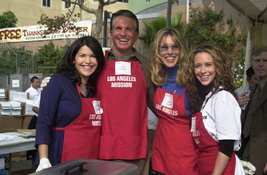 Laura Sanchez, George Hamilton, Alana Stewart, Jennifer Love Hewitt at the Los Angeles Mission's annual Thanksgiving Meal hand-out in Downtown Los Angeles, 11-22-00