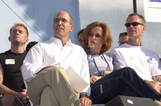 Jeffrey Katzenberg and Gillian Anderson at the 2000 AIDS Walk L.A., Paramount Studios, Hollywood, 10-14-00