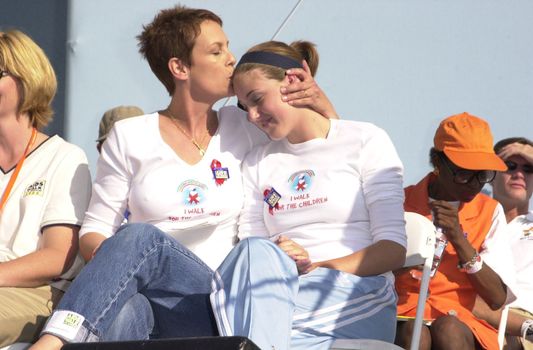 Jamie Lee Curtis and daughter Anne at the 2000 AIDS Walk L.A., Paramount Studios, Hollywood, 10-14-00